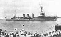01.jpg: Японское население Шанхая встречает легкий крейсер <Тенрю>, август 1932 г.