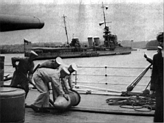 v02.jpg: HMS Dauntless на рейде Портсмута по окончании кругосветного плавания, длившегося около 300 дней. Снимок сделан с борта линейного крейсера Hood. На первом плане моряки катят 15-дюймовый снаряд. Конец сентября 1924 года