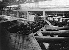 01.jpg: Частично собранная 305/52-мм башенная установка в цехе Металлического завода.