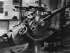 08.jpg: 75-ми пушка Канэ на станках Обуховского завода. Экспонат Центрального военно-морского музея. 