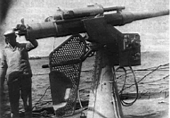 10.jpg: Зенитная 75-ми установка обр. 1928 г., переделанная из пушки Канэ. Слева от станка на кронштейнах закреплен кожух, предохраняющий наводчика от возможной травмы при откате орудия.