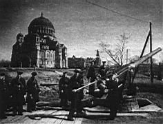 13.jpg: 120-мм пушка Канэ ведет огонь по немецким войскам с Якорной площади в Кронштадте, апрель 1942 г.