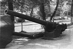 14.jpg: 120-мм орудие, поднятое с затонувшего в 1905 г. крейсера «Изумруд». Экспонат музея Тихоокеанского флота во Владивостоке.