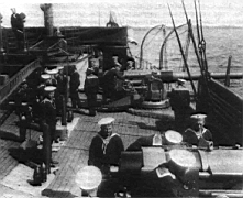 22.jpg: 152/45-мм пушки Канэ крейсера «Диана». Учебные стрельбы, 1908 г. Хорошо видны стоящие на палубе гильзы и снаряды. 