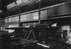 39.jpg: 356/52-мм пушка в цехе Металлического завода.