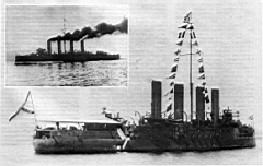 20.jpg: «Адмирал Макаров» на параде по случаю прибытия на Балтику. Слева вверху: крейсер на полном ходу.