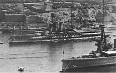 18.jpg: «Вирибус Унитис» в гавани Ла-Валет-ты во время визита на Мальту, май 1914 г. Справа на переднем плане — линейный крейсер «Инфлексибл»