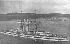 28.jpg: «Вирибус Унитис» в гавани Полы. На заднем плане — два броненосца типа «Эрцгерцог» и торпедная канонерская лодка «Трабант»