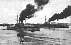 31.jpg: «Тегетгоф» и линкор «Эрцгерцог Франц-Фердинанд» (типа «Радецкий», на переднем плане) со спущенными флагами входят в гавань Венеции, 25 марта 1919 г.