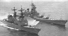 112.jpg: «Нью-Джерси» и эсминец «Файф» (типа «Спрюенс»), 1980-е гг.
