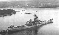 114.jpg: «Нью-Джерси» в Пёрл-Харборе, 24 мая 1986  г. Белое сооружение по левому борту корабля — мемориал, воздвигнутый над корпусом линкора «Аризона», потопленного японцами 7 декабря 1941 г.