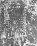 14.jpg: Сборка корпуса линкора «Миссури», на переднем плане видна секция бульбообразного форштевня, перевернутая вверх килем. Нью-Йорк, лето 1943 г.