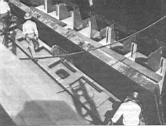 17.jpg: Установка броневой плиты главного пояса на линкоре «Кентакки», 4 июля 1945 г.