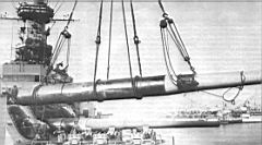 20.jpg: Замена ствола 406-мм орудия на линкоре «Миссури», январь 1954 г. Подобная операция на кораблях типа «Айова» осуществлялась без демонтажа башен