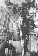 22.jpg: Подача снаряда в камору центрального орудия башни № 2 линкора «Айова».