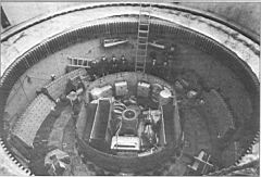25.jpg: Барбет 406-мм башенной установки линкора «Нью-Джерси» в процессе монтажных работ. Шаровой погон, содержащий 72 шара, прикрыт брезентом