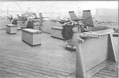 38.jpg: Батарея одноствольных 20-мм «эрликонов» Mk-4 на палубе «Айовы», июль 1943 г.