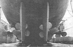 45.jpg: «Миссури» в доке, июль 1944 г. Обратите внимание на пятилопастные внутренние винты и четырехлопастные внешние