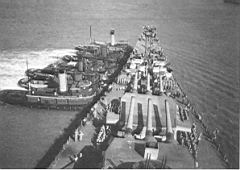 68.jpg: Буксиры выводят «Миссури» на рейд перед его уходом в первое учебное плавание, август 1944 г.