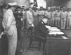 82.jpg: Генерал-лейтенант К.Н.Деревянко ставит подпись под актом о капитуляции Японии, 2 сентября 1945 г.